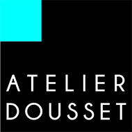 Logo atelier Dousset : petit carré bleu en haut à gauche d'un grand carré noir
